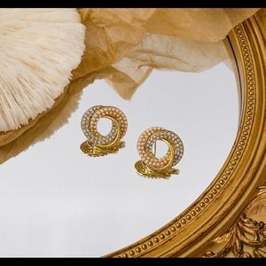 Circle gold and diamond earring